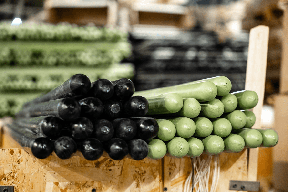 Черенок деревянный 40⌀ 1200мм КРАШЕНЫЙ (черный)